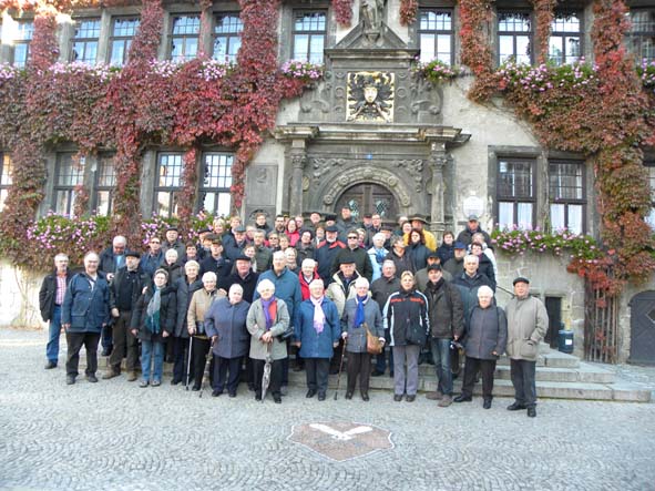 Die Reisegruppe aus Hünxe vor dem Rathaus in Quedlinburg